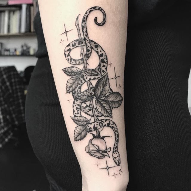 tattoo feminin de serpent 35