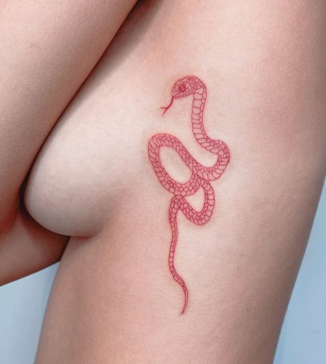 tattoo feminin de serpent 36