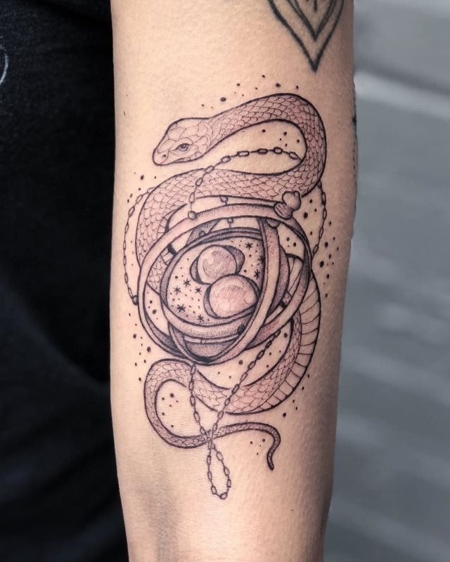 tattoo feminin de serpent 38