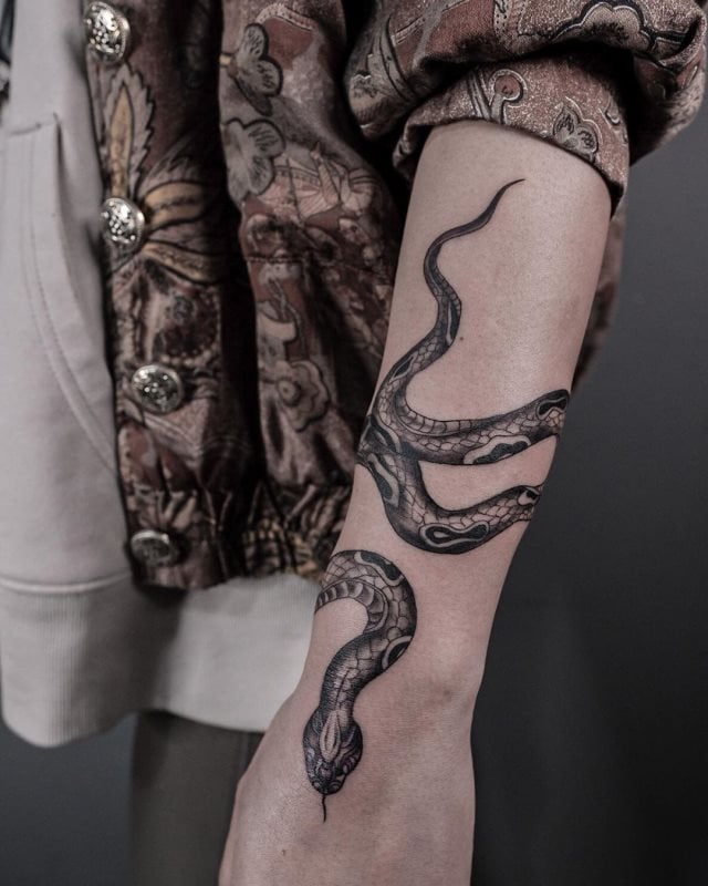 tattoo feminin de serpent 39