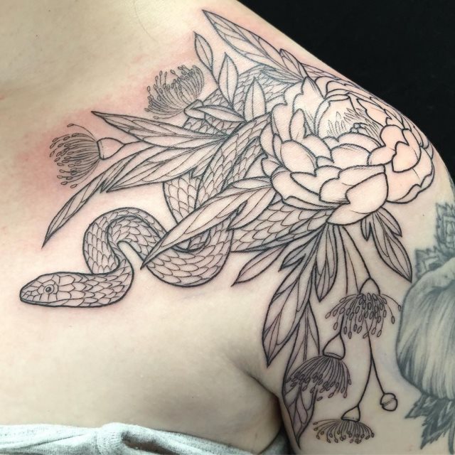 tattoo feminin de serpent 40