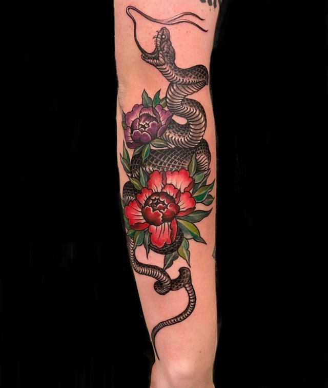 tattoo feminin de serpent 45