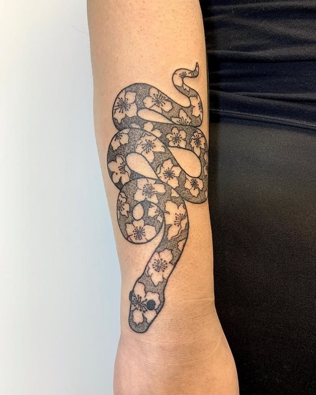 tattoo feminin de serpent 46