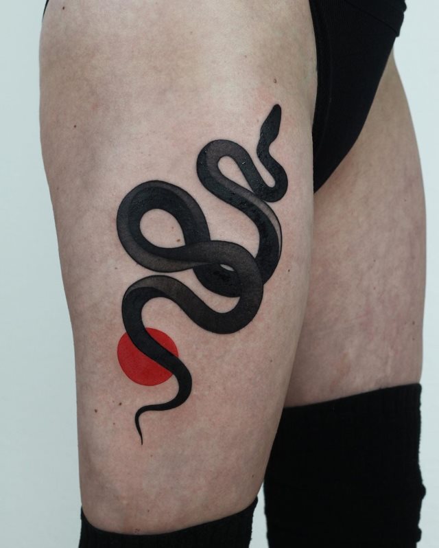 tattoo feminin de serpent 47