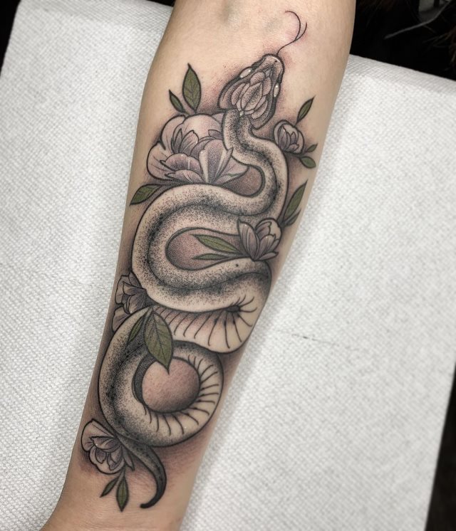 tattoo feminin de serpent 48