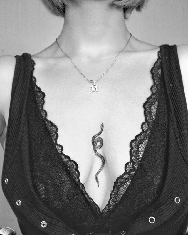 tattoo feminin de serpent 49