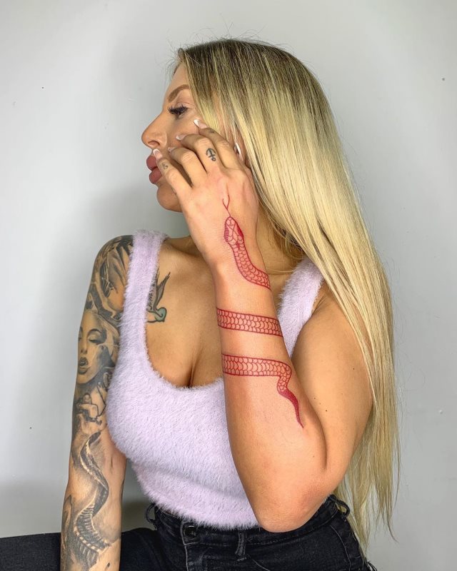 tattoo feminin de serpent 50