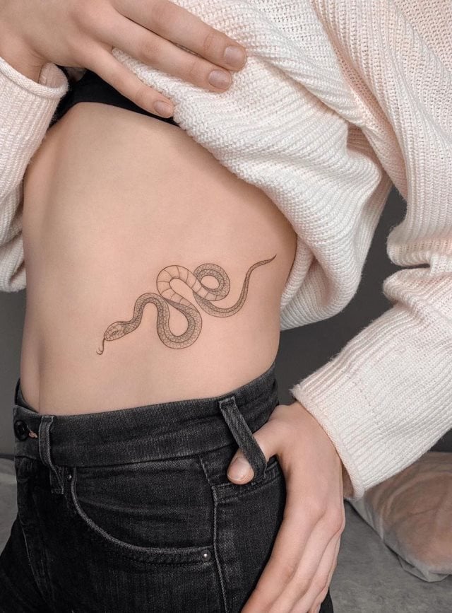tattoo feminin de serpent 51