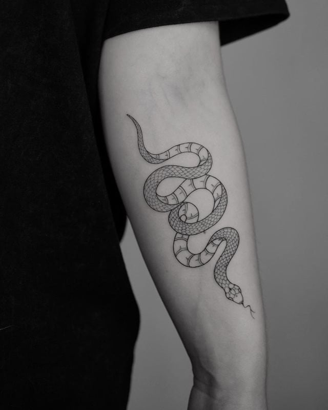 tattoo feminin de serpent 53
