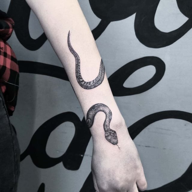 tattoo feminin de serpent 54