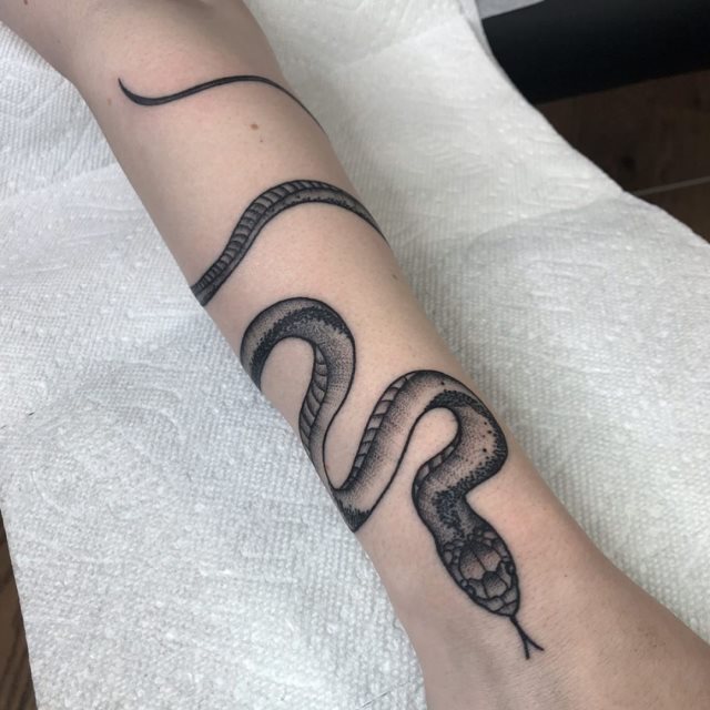 tattoo feminin de serpent 55