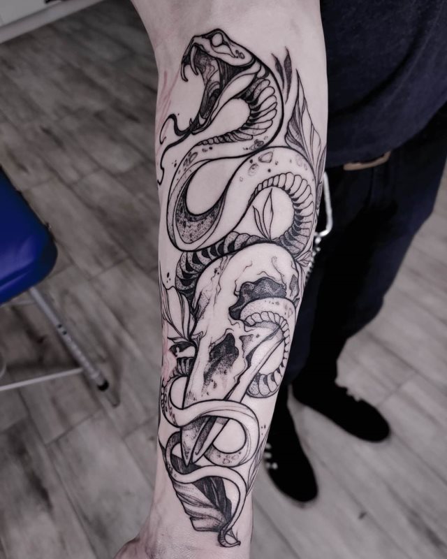tattoo feminin de serpent 56