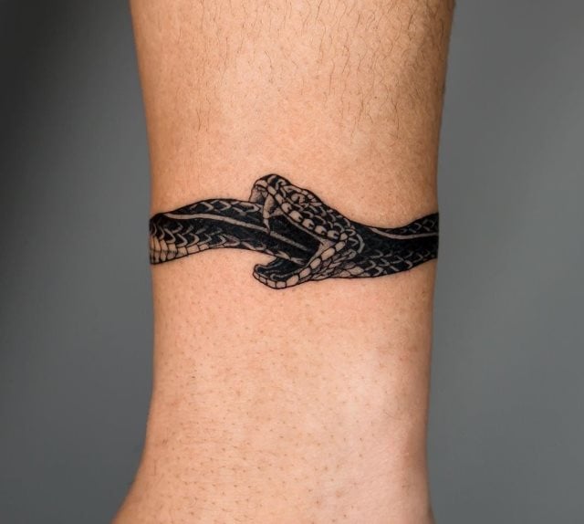 tattoo feminin de serpent 57