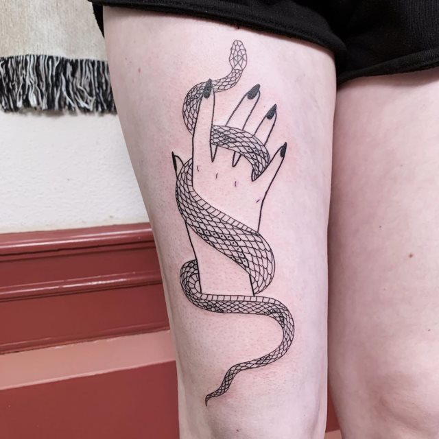 tattoo feminin de serpent 58