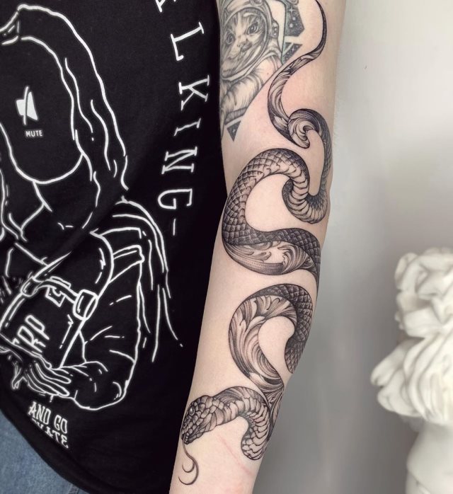 tattoo feminin de serpent 59