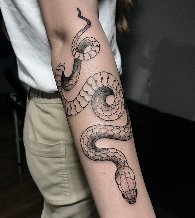 tattoo feminin de serpent 60