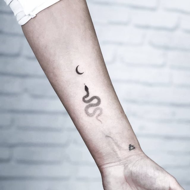 tattoo feminin de serpent 62