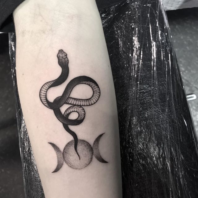 tattoo feminin de serpent 63