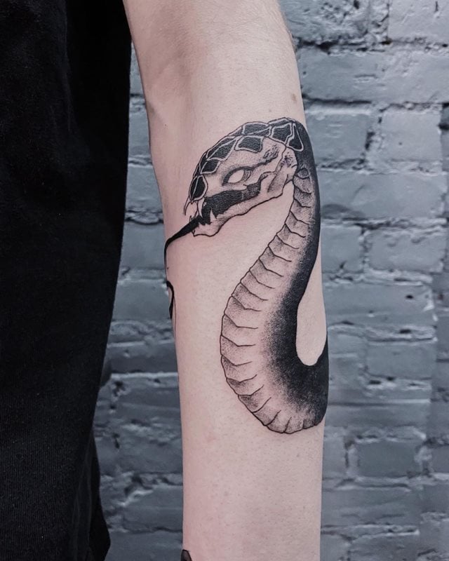 tattoo feminin de serpent 64