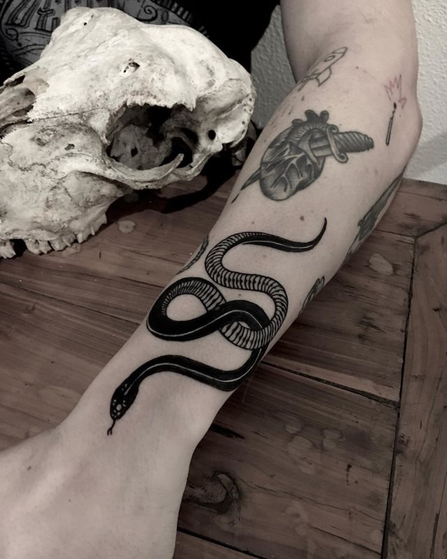 tattoo feminin de serpent 65