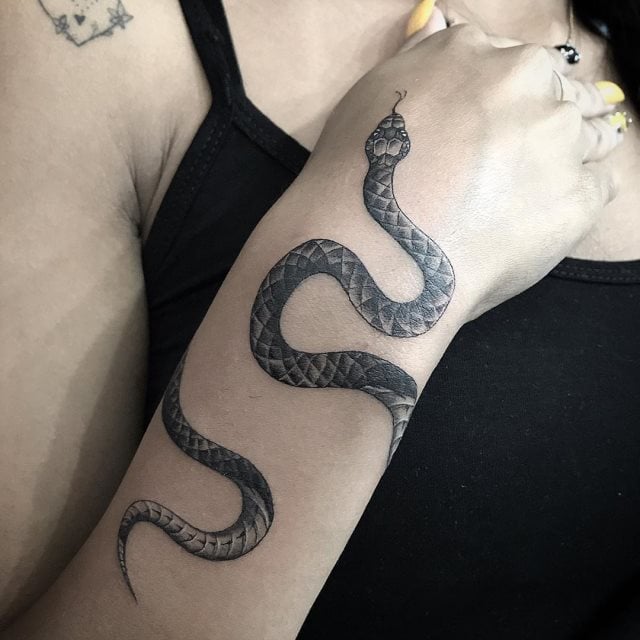 tattoo feminin de serpent 67