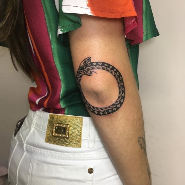tattoo feminin de serpent 68