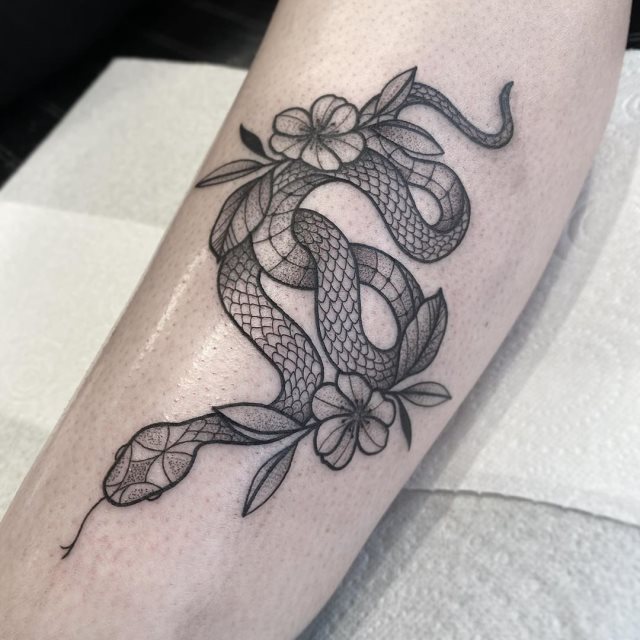 tattoo feminin de serpent 70