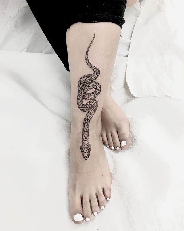 tattoo feminin de serpent 71