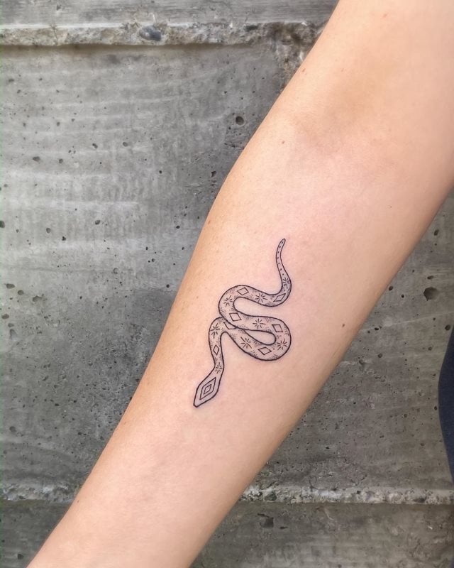 tattoo feminin de serpent 72