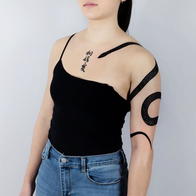 tattoo feminin de serpent 73