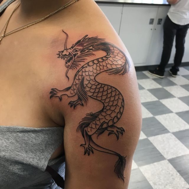 tattoo feminin dragon 73