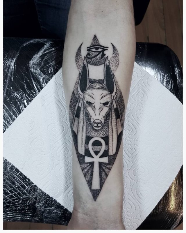 tattoo feminin egyptien 01