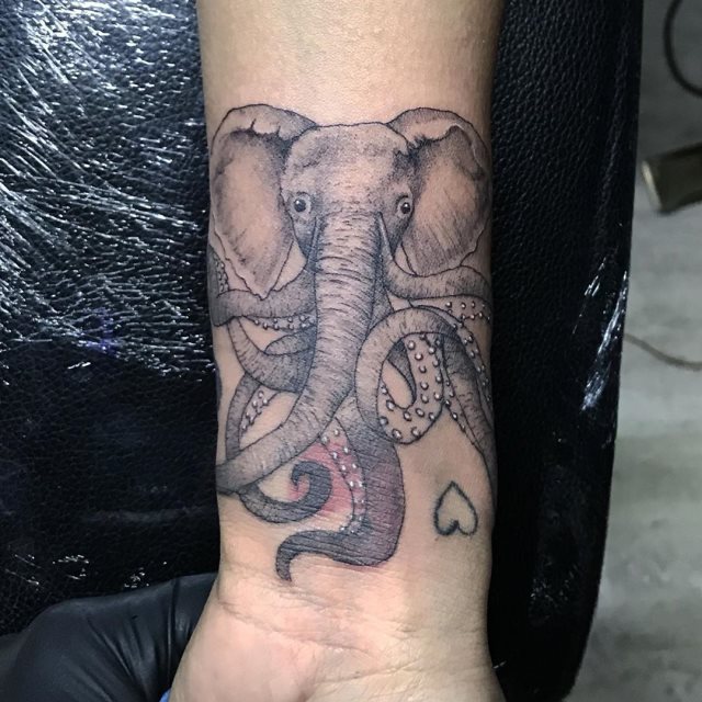 tattoo feminin elephant 04