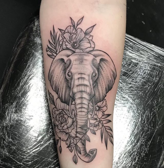 tattoo feminin elephant 12