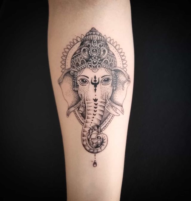 tattoo feminin elephant 37