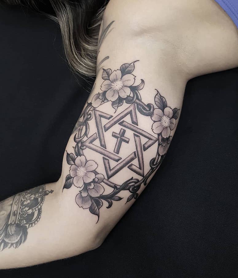 tattoo feminin etoile 02