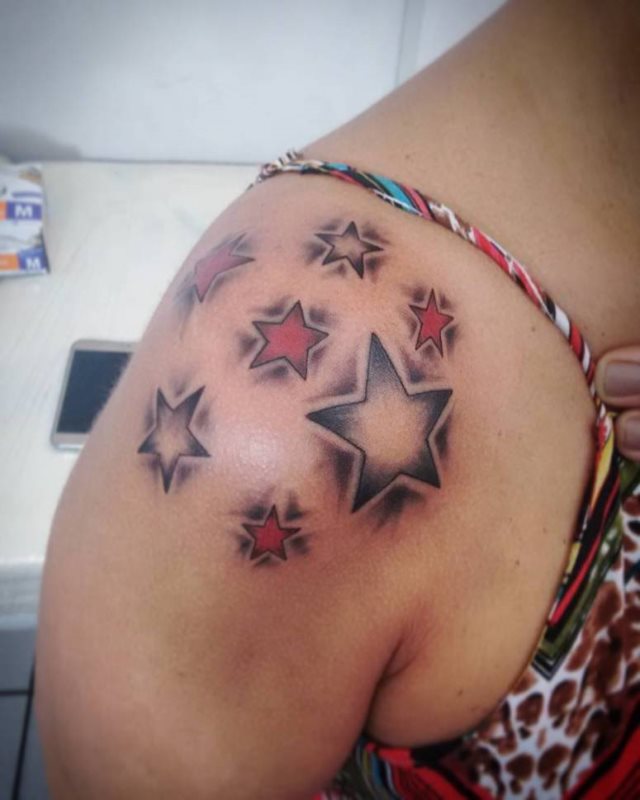 tattoo feminin etoile 81