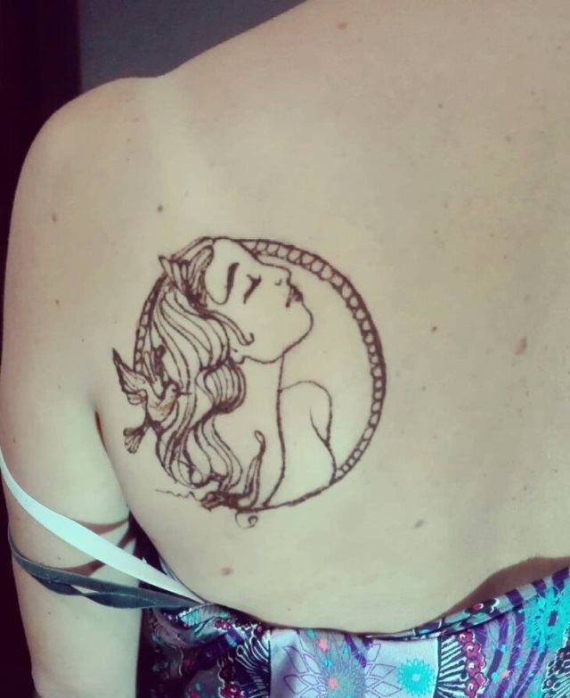 tattoo feminin fait de henne 11