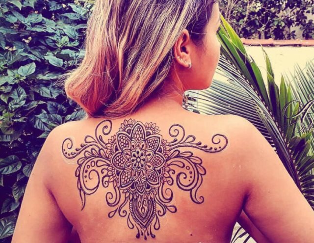 tattoo feminin fait de henne 26