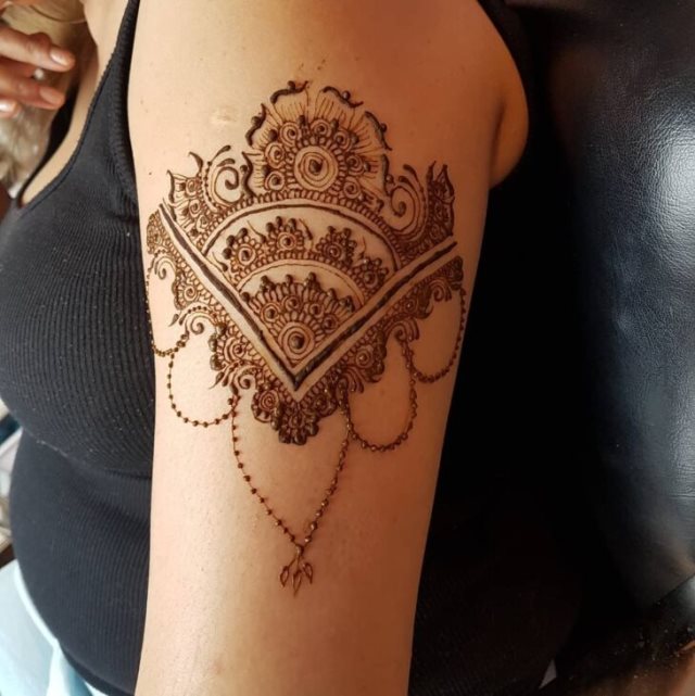 tattoo feminin fait de henne 41