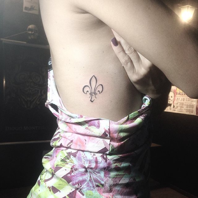 tattoo feminin fleur de lis 01