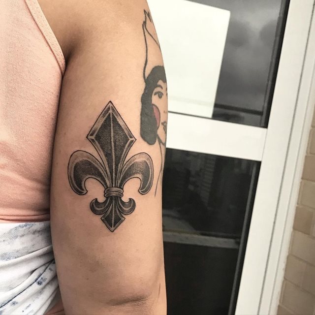 tattoo feminin fleur de lis 03