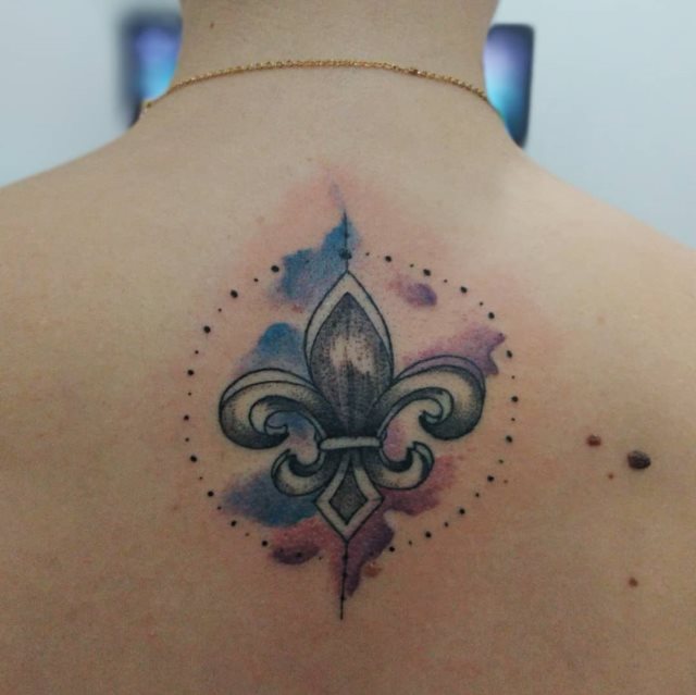 tattoo feminin fleur de lis 04