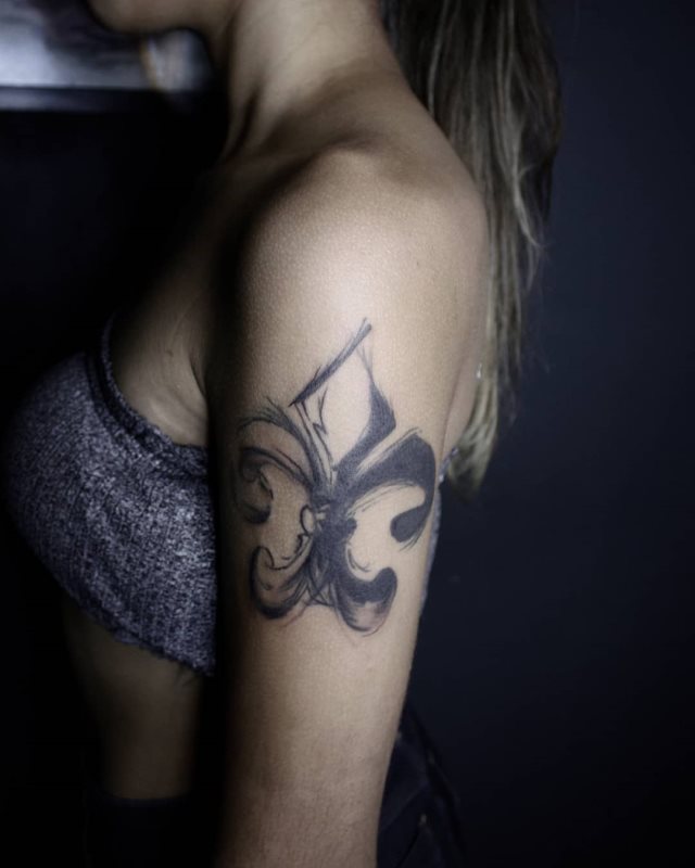 tattoo feminin fleur de lis 05