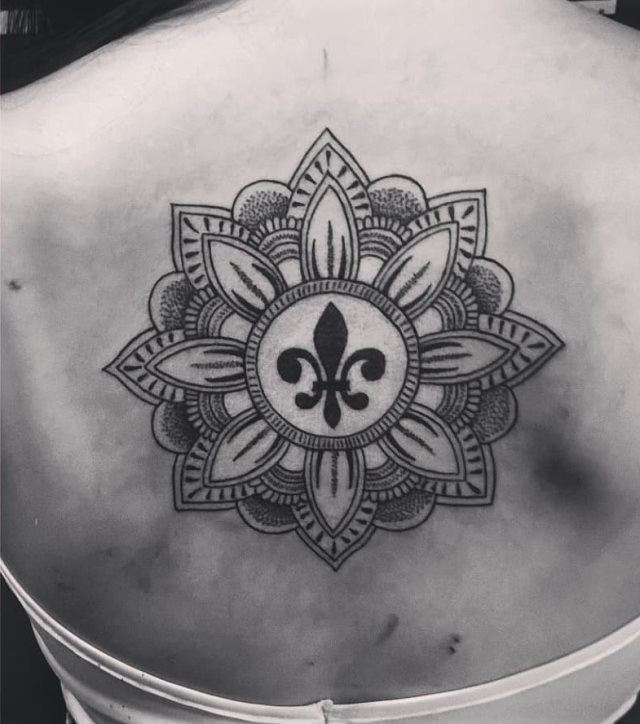 tattoo feminin fleur de lis 06