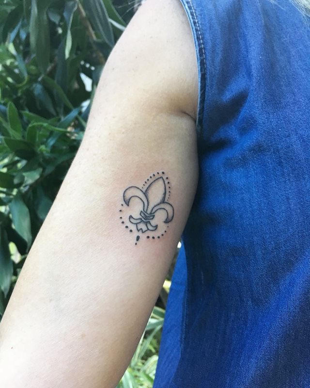 tattoo feminin fleur de lis 07