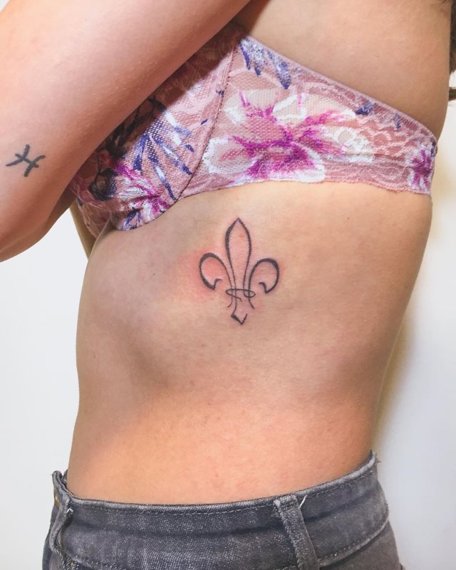 tattoo feminin fleur de lis 09