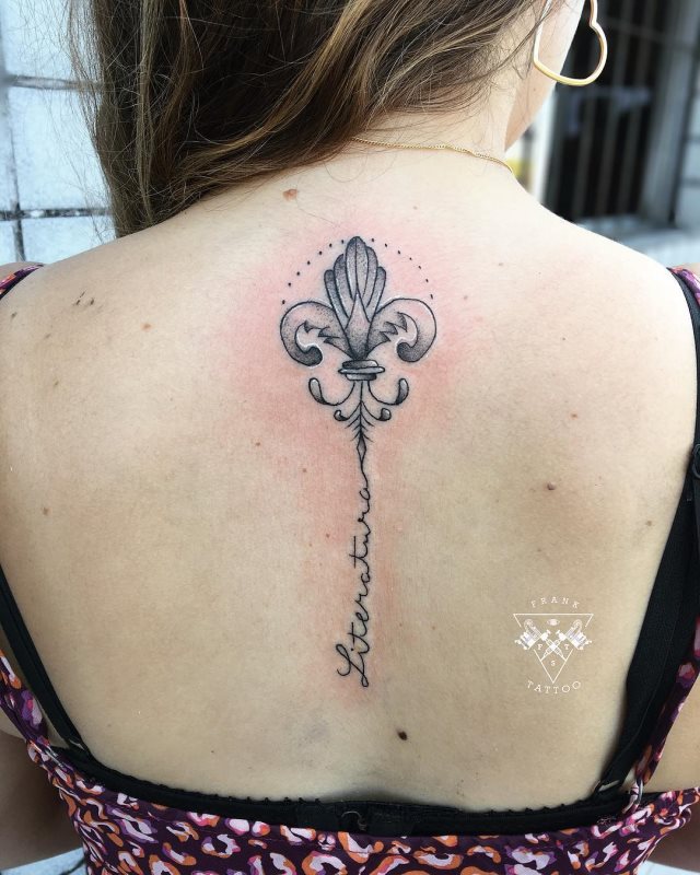 tattoo feminin fleur de lis 10