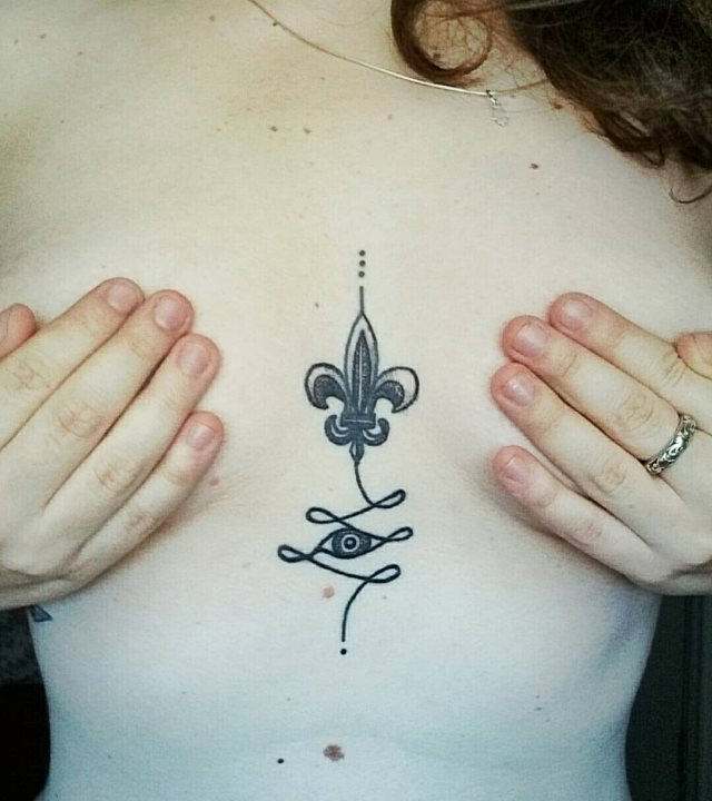 tattoo feminin fleur de lis 13