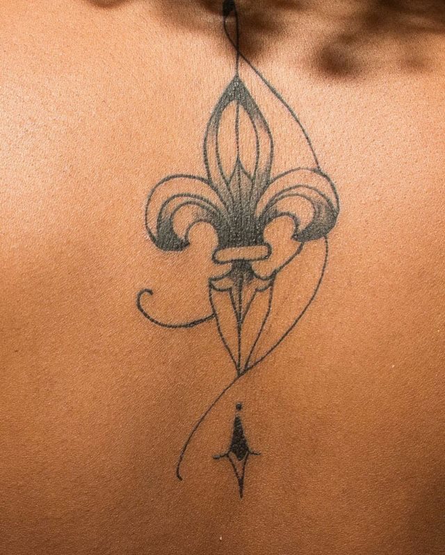 tattoo feminin fleur de lis 15
